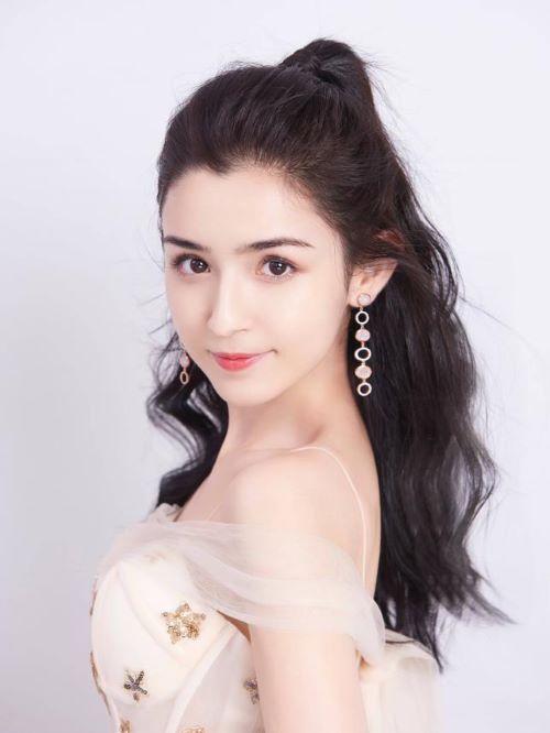 哈妮克孜，1996年1月29日出生于新疆烏魯木齊市，中國(guó)內(nèi)地影視女演員。
2018年，哈妮克孜簽約泰洋川禾，并正式開啟演藝生涯；同年，因在愛奇藝國(guó)風(fēng)唱演秀《國(guó)風(fēng)美少年》中表演舞蹈《一夢(mèng)敦煌》而獲得關(guān)注。2018年12月30日，參加浙江衛(wèi)視跨年演唱會(huì)；2019年1月1日，其參演的中央廣播電視總臺(tái)元旦晚會(huì)播出；隨后，她還參加了湖南衛(wèi)視春節(jié)聯(lián)歡晚會(huì)。2020年7月，主演的個(gè)人首部古裝劇《天舞紀(jì)》播出。
2021年6月29日，出演《純屬巧合》。